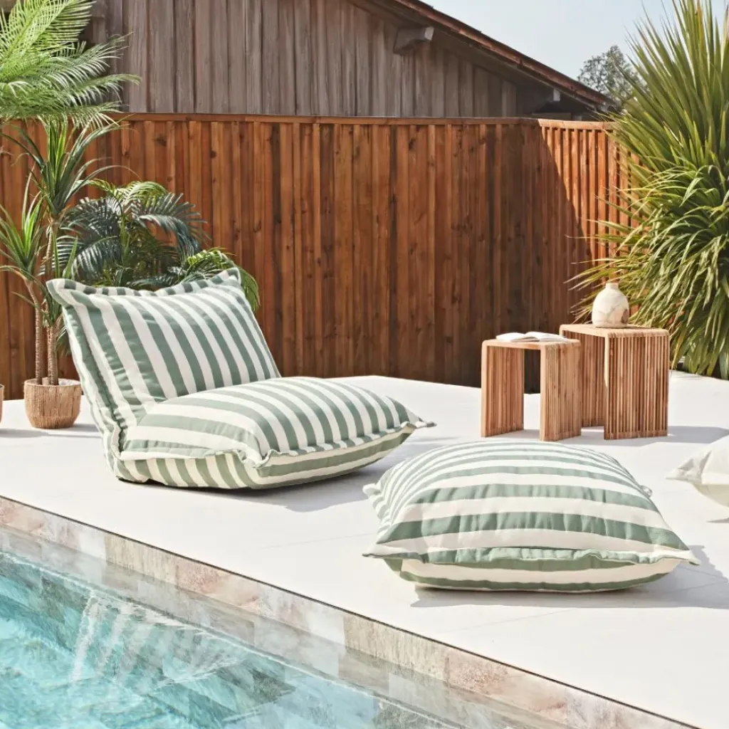 Fabrique de Styles Pouf d'extérieur en tissu rayé et écru 95x95cm - Sola*Enfant Jardin